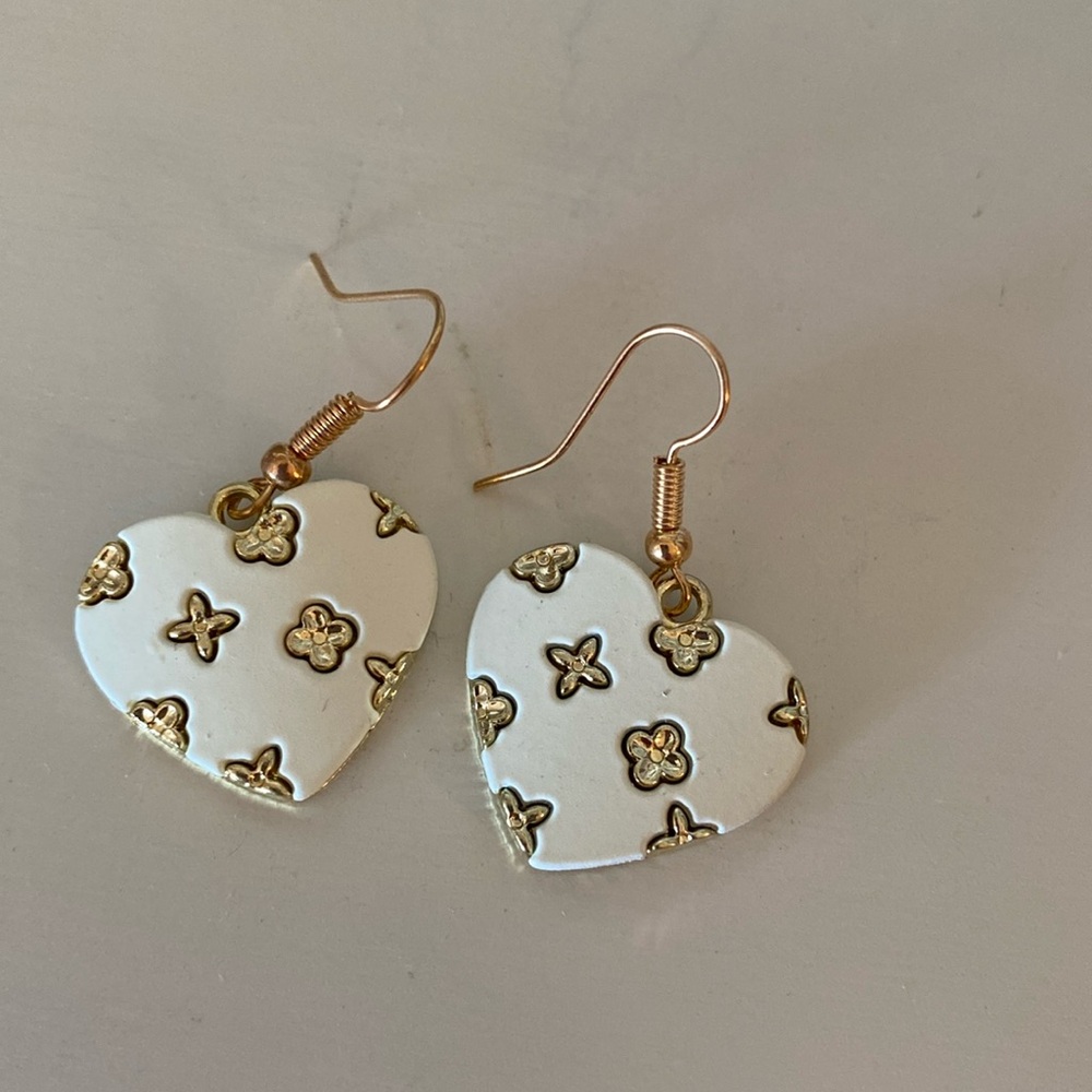 Designer Look Heart Earrings. White w/ Gold. New